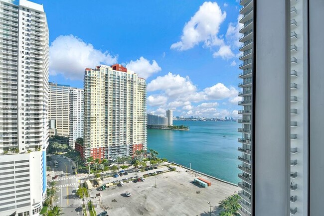 Building Photo - 1300 Brickell Bay Dr