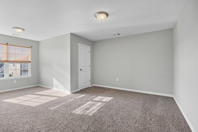 Building Photo - 5 Bedroom, 2.5 Bathroom - White Oak Subdivision - Richmond Hill