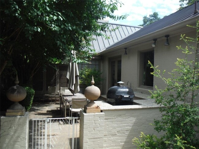 Building Photo - 1210 Marshall Ln