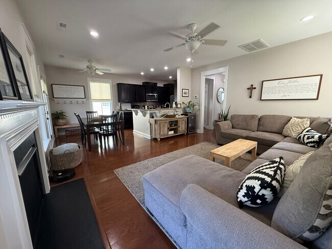 Building Photo - Available now. Amazing 4 BR/2.5 BA Home Available at Shellring at St Thomas Island!