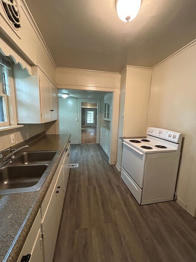Building Photo - 3 BED 1.5 BATH HOME near UMKC! $1700.00!!!