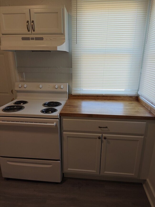 Building Photo - Charming 2-Bedroom Home with Spacious Yard