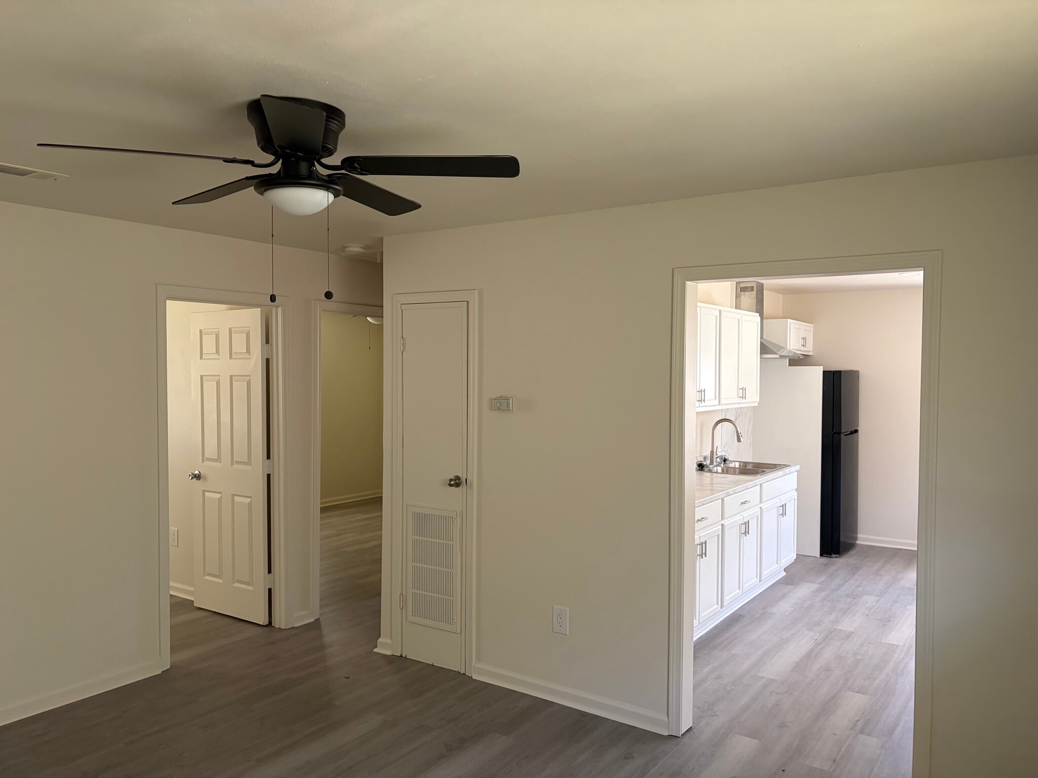 Building Photo - 4865 Beechwood Dr