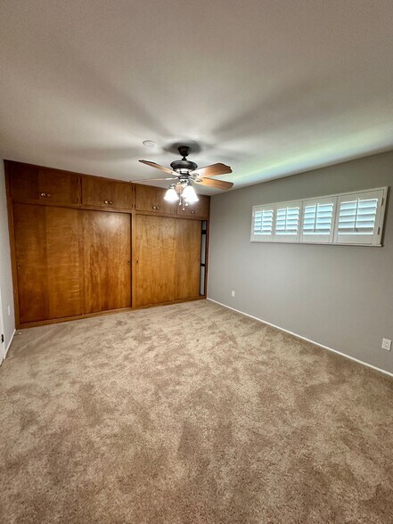 Building Photo - 9856 La Rosa Dr