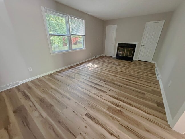Building Photo - City Townhome – 2 Bed, 1.5 Bath + 2 Parking Spots!