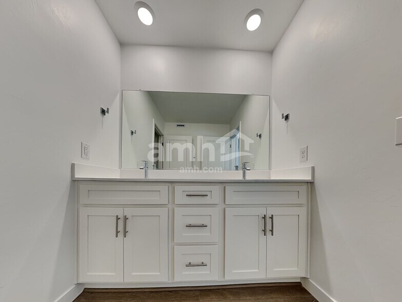 Building Photo - 9549 Harkes Dr