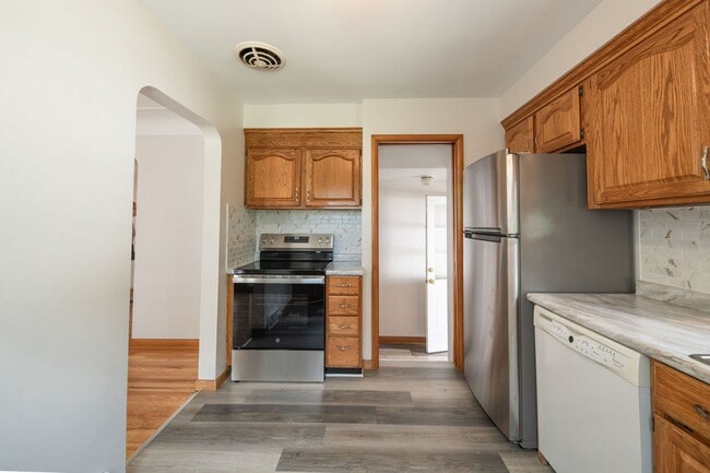 Building Photo - Charming 4-Bedroom Home in Prime Beachwood...