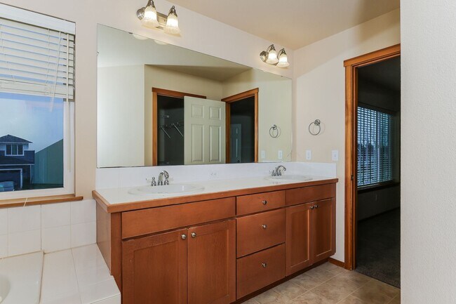 Building Photo - Stunning Bothell 5-Bedroom with flexible bonus room