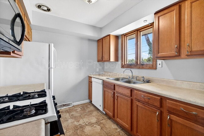 Building Photo - 515 Topaz Ave