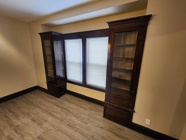 Building Photo - Charming 4-Bedroom Property in Prime Location