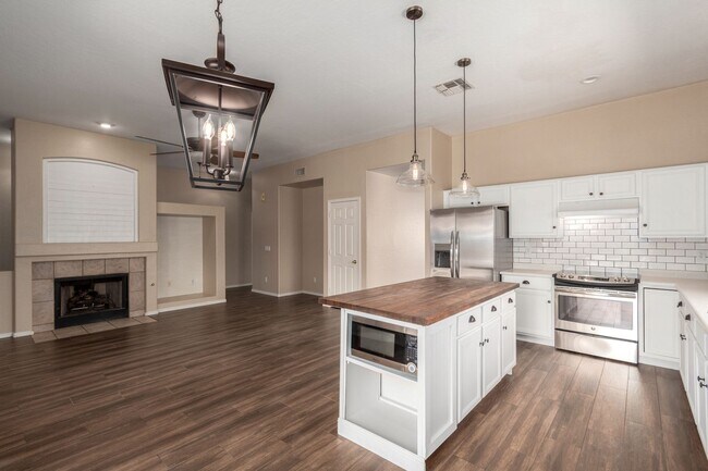 Building Photo - 5 Bedroom home in Chandler
