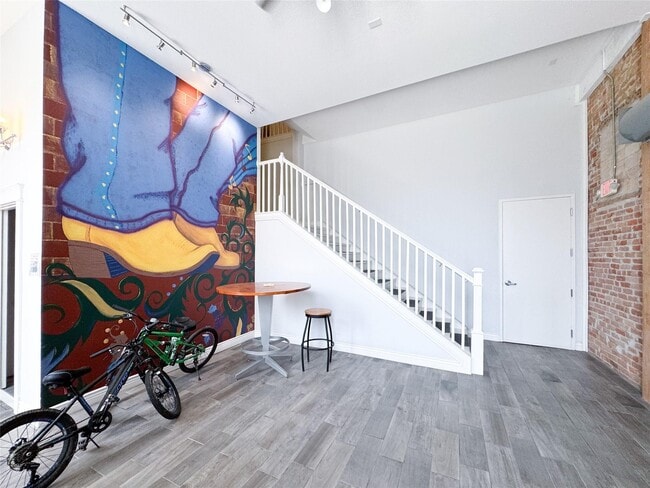 Building Photo - Downtown Loft