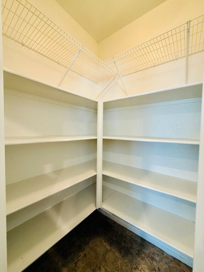 Building Photo - Great Spacious 3 bedroom Townhome Availabl...