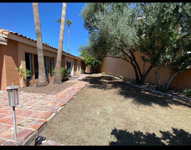 Building Photo - 10847 N 10th Pl