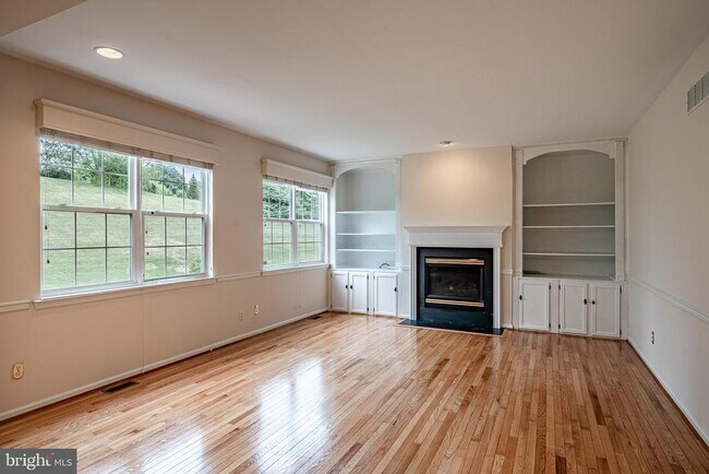 Building Photo - 129 Spur Ln