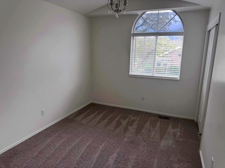 Building Photo - 8004 S Old Barn Dr