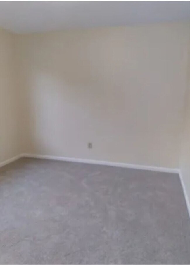 Building Photo - 4 bedroom, 2 bathroom home located in the desirable area of Hinesville, GA.