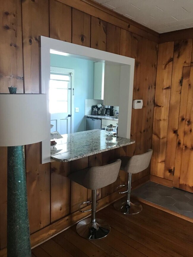 Building Photo - 581 E Shore Dr