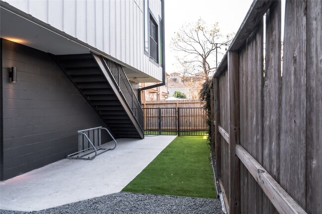 Building Photo - 5614 Larkin St