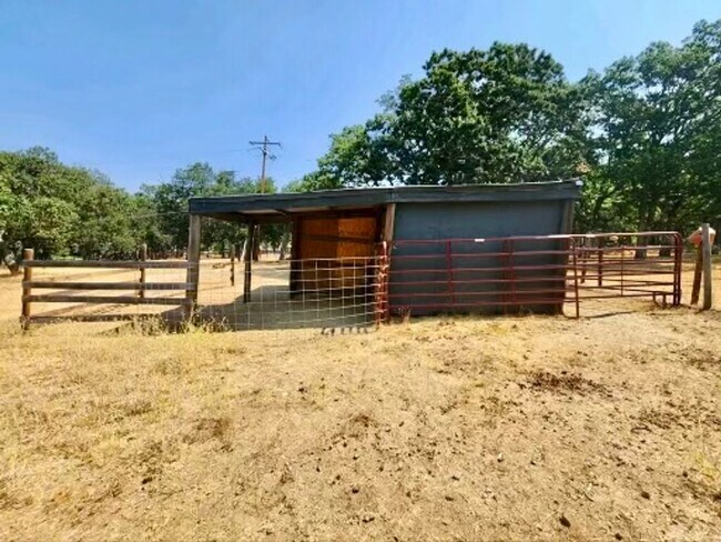 Building Photo - Horse property on 2.8 acres in Ruch with 2...