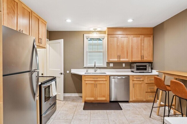 Building Photo - 3040 Hampshire Ave S