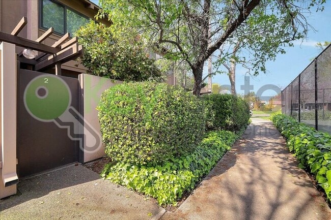 Building Photo - 2254 Woodside Ln