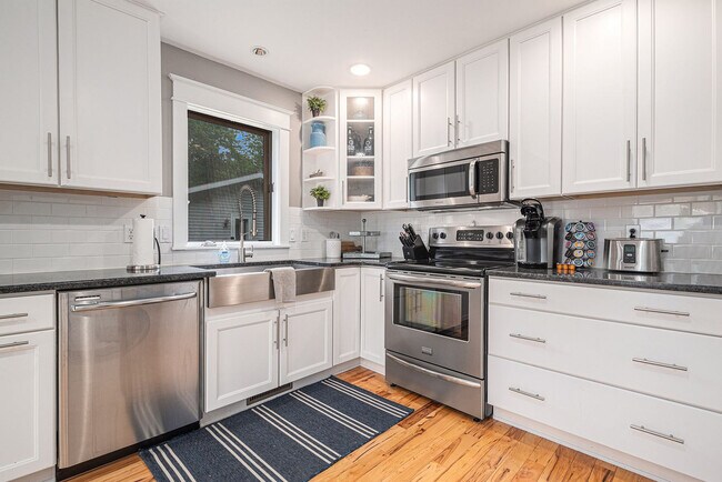Building Photo - 8015 Aarwood Trail NW