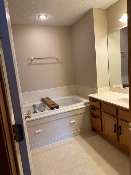 Main bath primary bath with whirlpool tub - 15100 Dunwood Trl