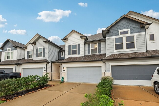 Building Photo - 7333 Hinsdale Dr