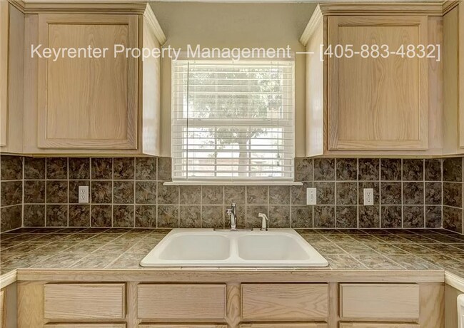 Building Photo - Gorgeous 3 bedroom 2 Bath and 2 Car Home in the Heart of Yukon