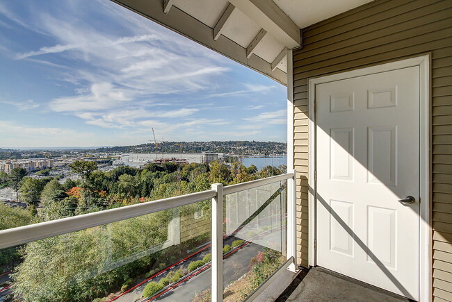 Building Photo - Pinnacle on Lake Washington