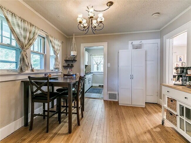 Building Photo - Charming 2-Bedroom Home minutes from everything!