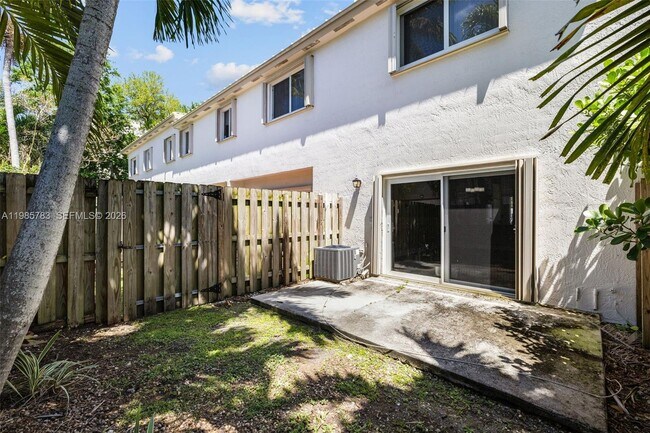 Building Photo - 15750 SW 92nd Ave