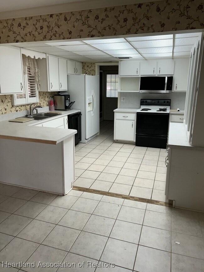 Building Photo - 647 Holmes Ave