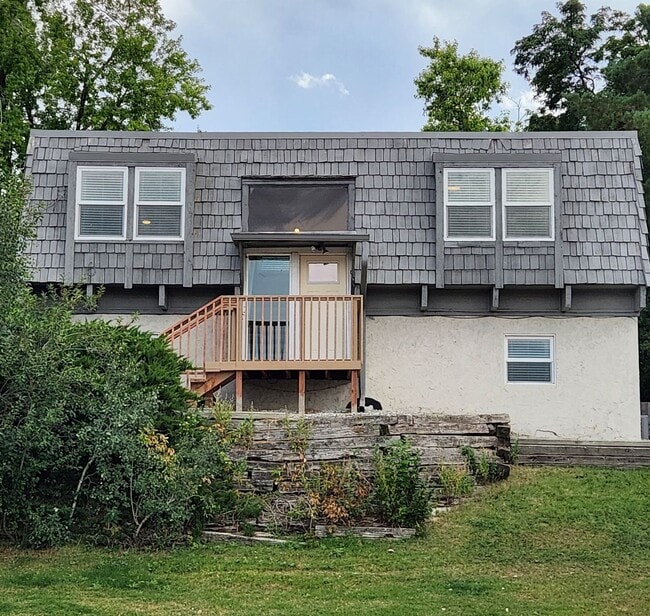 Building Photo - Completely remodeled! Fresh unit!
