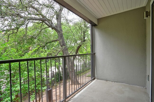 Building Photo - Stylish 2BD/2BA Two-Level Home with Firepl...