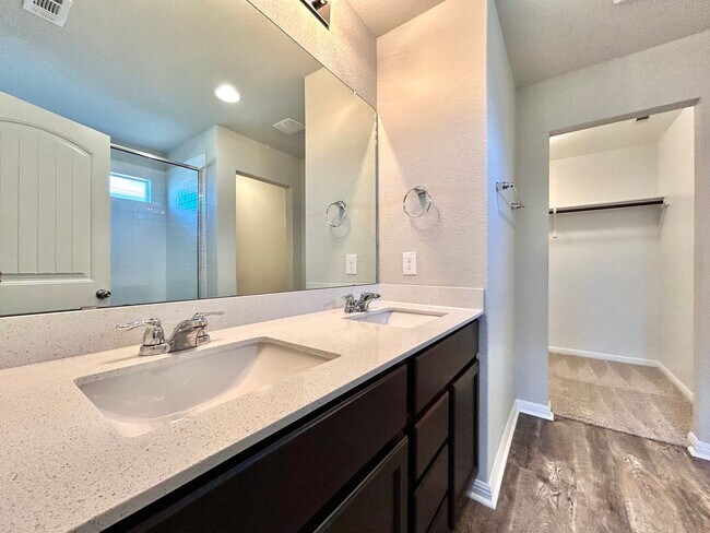 Building Photo - Move-In Ready 4-Bed, 2-Bath Home in Prime Fairhaven Location!