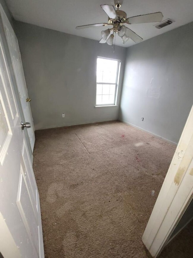 Building Photo - For Rent: 4-Bed, 2-Bath Duplex!