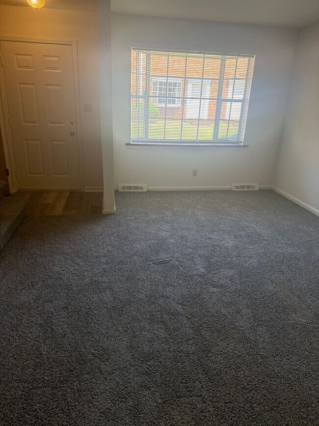Building Photo - Adorable 2 Bedroom Convenient to I-29, Shopping & More!
