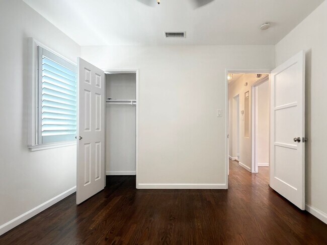 Building Photo - **2025 Euclid Ave Long Beach** Beautiful 3 bedroom 2 bath !!2 weeks free OAC!!