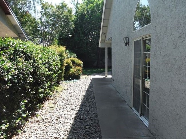 Building Photo - 1609 W 8th Ave