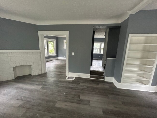 Building Photo - 4 bed 1.5 bath SECTION 8 READY!!