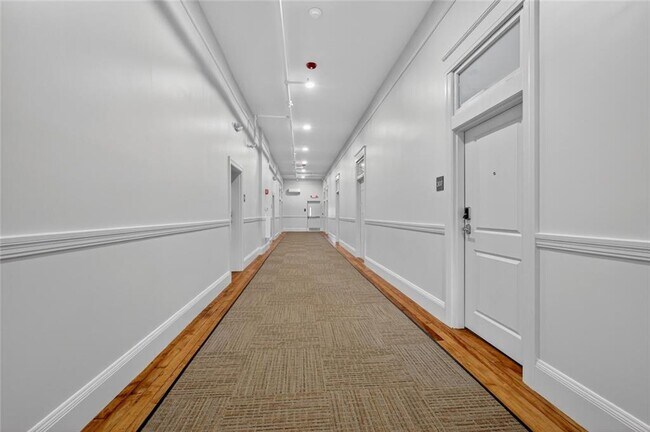 Building Photo - 1624 Lonsdale Ave