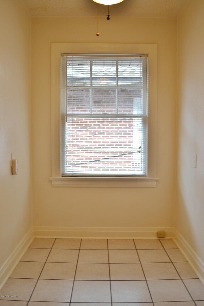 Building Photo - 2557 Dellwood Ave