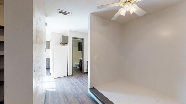 Building Photo - 725 Peppertree Dr