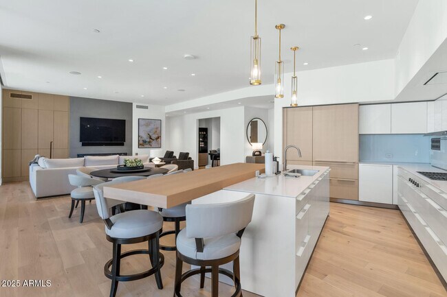 Building Photo - 5000 N Camelback Rdg Dr
