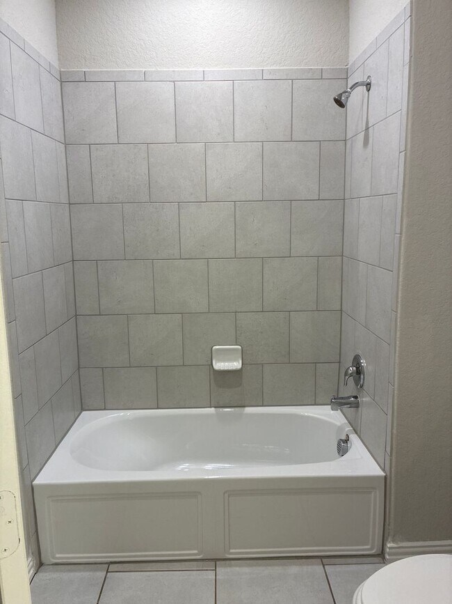 Building Photo - 4BR/3BA House • In-Unit W/D • Attached Garage  • Backyard in San Antonio