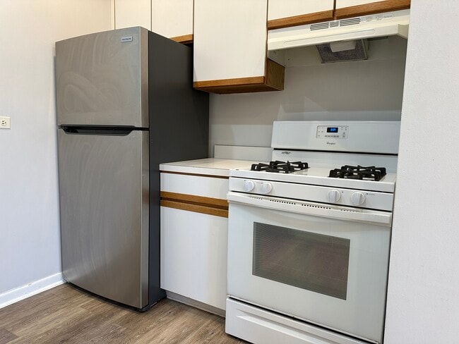 Building Photo - 2451 N Marshfield Ave