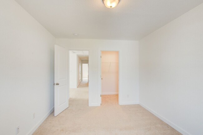 Building Photo - Like New End Unit Condo, 3 Bed 2.5 Bath