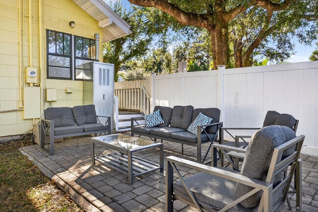 Building Photo - 3321 W San Juan St